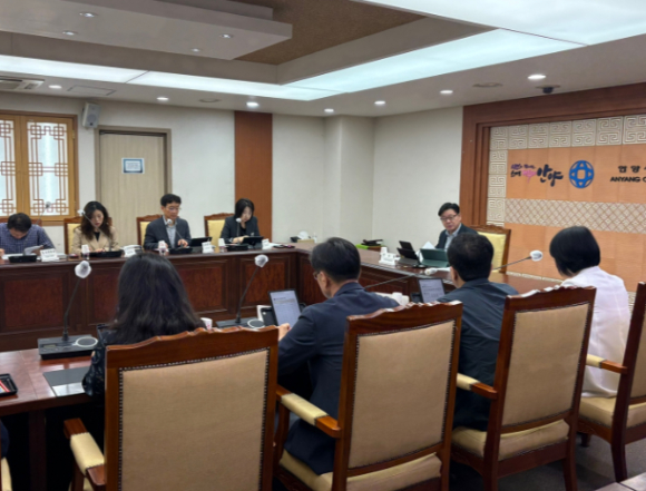 김능식 안양시 부시장이 28일 시청에서 상반기 지방 재정 신속 집행 점검 회의를 주재하고 있다. [사진=안양시]