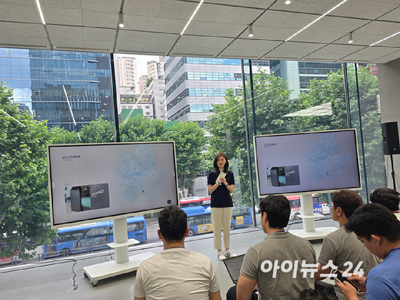 현대차·기아 'UX 스튜디오 서울'의 어드밴스드 리서치 랩 내 시뮬레이션 룸에서 주행 테스트를 하는 모습. [영상=김종성 기자]