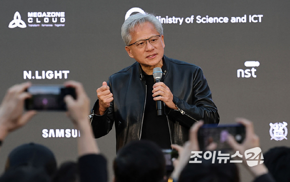 젠슨 황 엔비디아 최고경영자(CEO)가 8일 서울 중구 신라호텔에서 열린 '엔비디아 코리아 AI 에코시스템 리셉션'에서 연설하고 있다. [사진=정소희 기자]