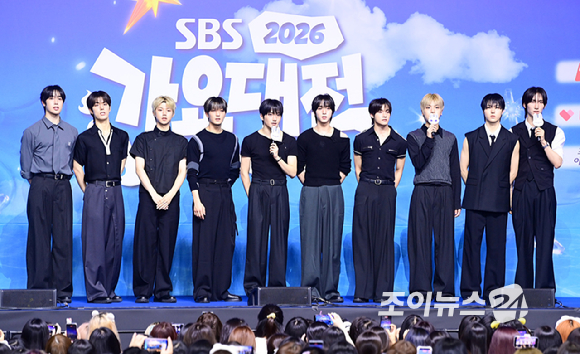 그룹 싸이커스(xikers)가 9일 오후 경기도 일산 킨텍스에서 열린 2026 SBS 가요대전 Summer 블루카펫 행사에 참석하고 있다. [사진=정소희 기자]