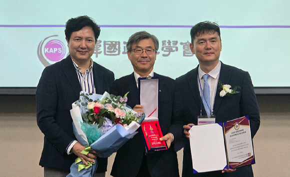 남태헌(가운데) 한국산림복지진흥원장이'한국 ESG 혁신정책 대상'에서 환경 부문 우수상을 수상한 뒤 김태영(왼쪽) ESG정책위원회 위원장, 박형준(오른쪽) 한국정책학회 회장과 기념촬영을 하고 있다. [사진=한국산림복지진흥원]