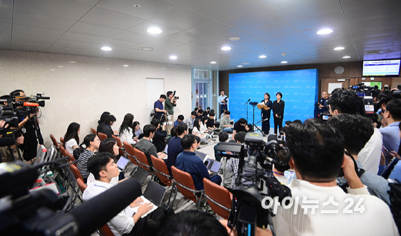 용혜인 성평등가족부 장관 후보자가 10일 서울 여의도 국회 소통관에서 입장 발표 기자회견을 마치고 질의응답을 하고 있다. [사진=정소희 기자]