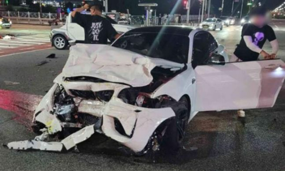 지난 8월21일 충남 천안 서북구 불당동의 한 교차로에서 과속한 승용차가 구급차를 들이받아 1명이 숨지고 6명이 다쳤다. [사진=아산소방서]