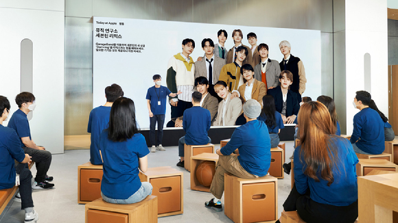 국내 애플스토어 3호점인 명동점 내부 전경 [사진=애플 뉴스룸]