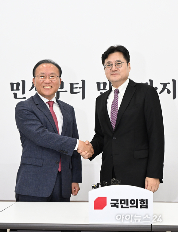 윤재옥 국민의힘 원내대표가 4일 국회에서 홍익표 신임 더불어민주당 원내대표와 만나 인사를 나누고 있다. [사진=곽영래 기자]