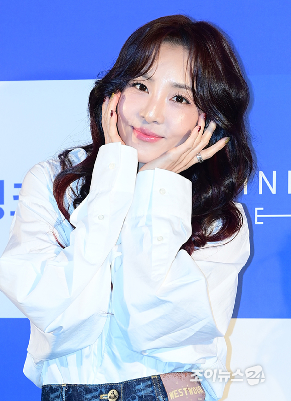 가수 산다라박(2NE1)이 28일 오후 서울 성동구 성수동 인근에서 열린 슈링크홈 리프투글로우 팝업스토어 오픈 행사에 참석하고 있다. [사진=정소희 기자]