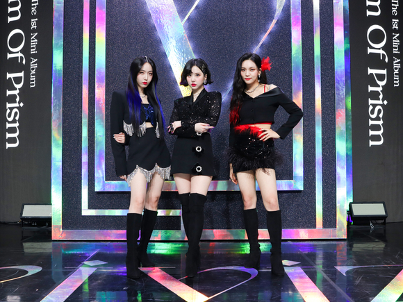 그룹 VIVIZ(비비지, 은하 신비 엄지)가 9일 열린 첫 번째 미니앨범 'Beam Of Prism' 온라인 쇼케이스에서 포즈를 취하고 있다. [사진=빅플래닛메이드]