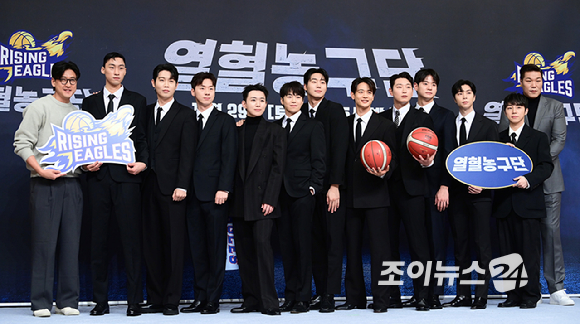 (왼쪽부터)이대희-손태진-박찬웅-오승훈-박은석-김택-민호-정진운-문수인-쟈니-정규민-서장훈이 26일 오전 서울 양천구 목동 SBS사옥에서 열린 SBS 새 예능프로그램 '열혈농구단' 제작발표회에 참석하고 있다. [사진=정소희 기자]