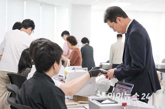 정원오 더불어민주당 서울시장 후보가 제9회 전국동시지방선거 사전투표 첫 날인 29일 오전 서울 중구 소공동행정복합청사에 마련된 사전투표소에서 투표하기 위해 대기하고 있다. [사진=곽영래 기자]