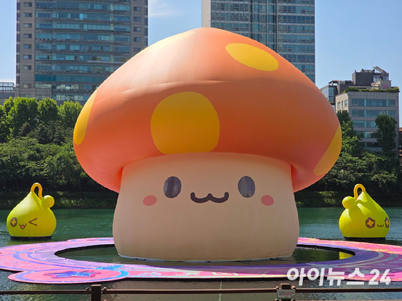 22일 서울 송파구 석촌호수 동호에 메이플스토리 '주황버섯'을 본뜬 대형 아트벌룬이 띄워져 있다. [사진=넥슨]