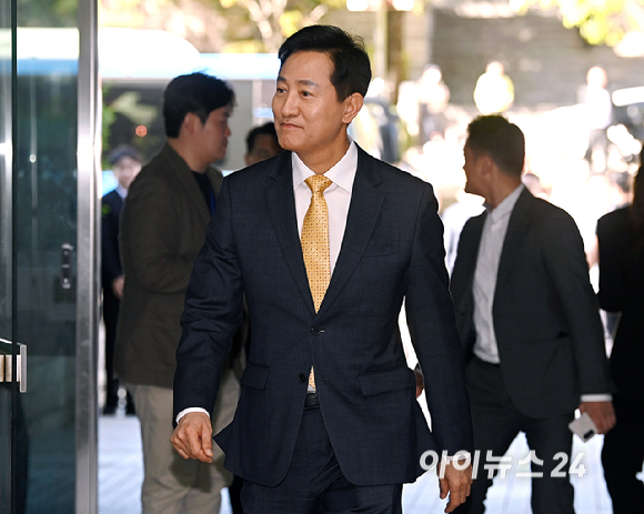'명태균 여론조사비 대납 의혹'으로 기소된 오세훈 서울시장이 2일 서초구 서울고등법원에서 열린 정치자금법 위반 혐의 항소심 결심공판에 출석하고 있다. [사진=곽영래 기자]