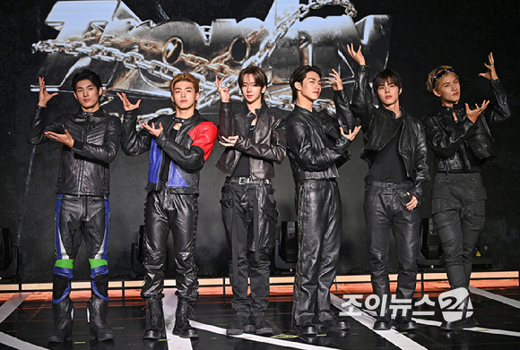 그룹 82메이저(82MAJOR)가 30일 오후 서울 강남구 일지아트홀에서 열린 미니 4집 '트로피' 컴백 쇼케이스에서 포토타임을 갖고 있다. [사진=곽영래 기자]