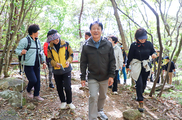 이병환 성주군수(가운데)가 산행대회 참석자들과 함께  산을 오르고 있다 [사진=성주군]