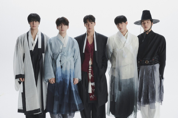 몬스타엑스가 한복을 입고 추석 인사를 하고 있다. [사진=스타쉽엔터테인먼트]