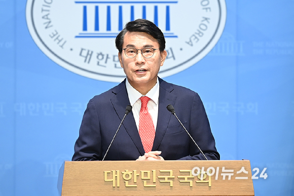 윤상현 국민의힘 의원이 24일 오전 서울 여의도 국회 소통관에서 현안 관련 기자회견을 하고 있다. [사진=곽영래 기자]