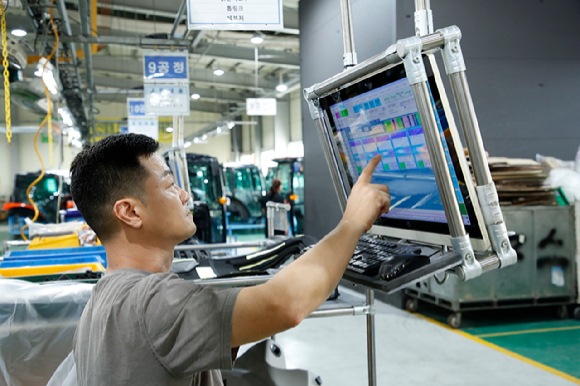 지난 2022년 11월 8일 이재용 삼성전자 회장이 삼성전자로부터 스마트공장 구축 지원을 받은 부산 소재 도금 기업 '동아플레이팅'을 방문해 제조 현장을 둘러보고 있다. [사진=삼성전자]