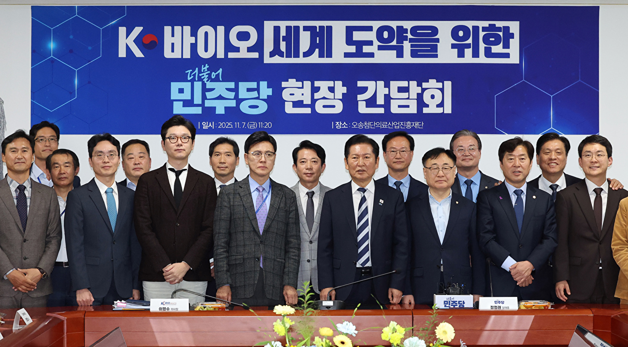 더불어민주당 정청래 대표가 7일 충북 청주시 오송첨단의료산업진흥재단을 방문, 실험장비 등을 살펴보고 있다. 2025.11.7 [공동취재] [사진=연합뉴스]