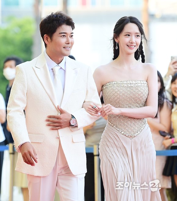 임윤아(소녀시대)와 전현무가&nbsp;31일 오후&nbsp;인천시 영종구 운서동 파라다이스시티에서 열린&nbsp;제5회 청룡시리즈어워즈&nbsp;레드카펫 행사에 참석하고 있다. [사진=정소희 기자]