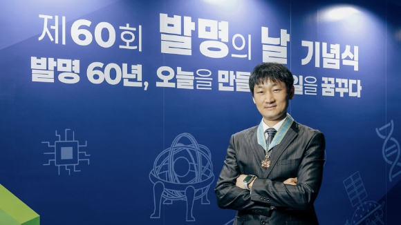 동탑산업훈장을 받은 송청기 SK하이닉스 TL. [사진=SK하이닉스 뉴스룸]