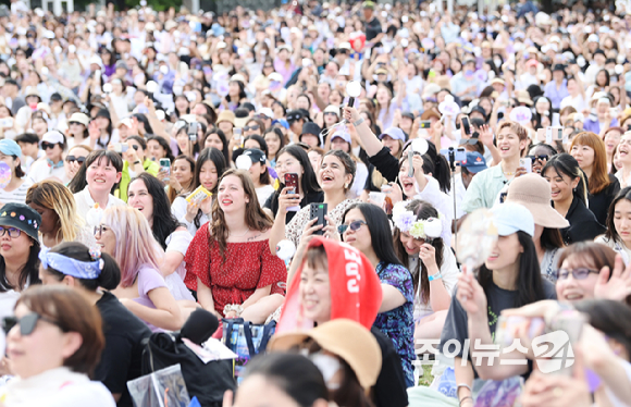 17일 서울 영등포구 여의도 한강공원에서 열린 방탄소년단 데뷔 10주년 FESTA @여의도(BTS 10th Anniversary FESTA @Yeouido)에 참석한 팬들이 'BTS 라이브 스크린' 코너에서 중계되고 있는 '오후 5시, 김남준입니다'를 보며 환호하고 있다. [사진=정소희 기자]