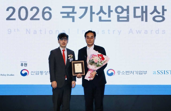 고려아연이 '2026 국가산업대상' 지속가능 부문에서 수상했다. 김기준 고려아연 지속가능경영본부장(오른쪽)과 심사위원장 김영규 고려대학교 경영대학 교수(왼쪽)가 기념촬영을 하는 모습. [사진=고려아연]