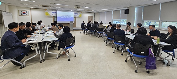 전라남도가 15일 전남여성가족재단에서 ‘여성인턴사업’ 참여 기업 간담회를 하고 있다. [사진=전남도]