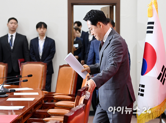 장동혁 국민의힘 당대표가 31일 서울 여의도 국회에서 열린 최고위원회의에 참석하고 있다. [사진=곽영래 기자]