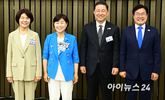 더불어민주당 원내대표 경선에 출마한 김병기 의원과 서영교 의원이 13일 서울 여의도 국회에서 열린 원내대표 선출 의원총회에서 기념 촬영하고 있다.왼쪽부터 한정애 선관위원장, 서영교 의원, 김병기 의원, 박찬대 당 대표 직무대행 겸 원내대표. [사진=곽영래 기자]