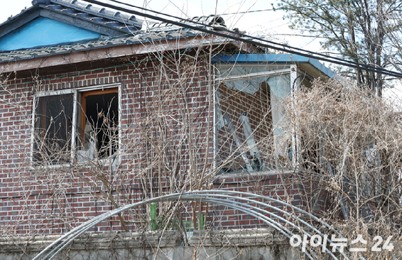 6일 경기 포천시 이동면 한 민가에 포탄으로 추정되는 물체가 떨어져 가옥이 파손된 가운데 마을 일대가 통제되고 있다. [사진=사진공동취재단]
