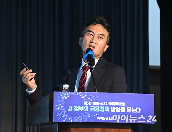 '제5회 아이뉴스24 금융정책포럼'이 '새 정부의 금융정책 방향을 묻는다'를 주제로 19일 서울 중구 은행회관 국제회의실에서 열렸다. 황세운 자본시장연구원 선임연구위원이 기조발제를 하고 있다. [사진=곽영래 기자]