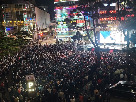 지난 16일 부산광역시 동래구 온천장 일대에서 관람객들(사진)이 ‘2022 동래온천 페스타’를 즐기고 있다. [사진=부산광역시 동래구]