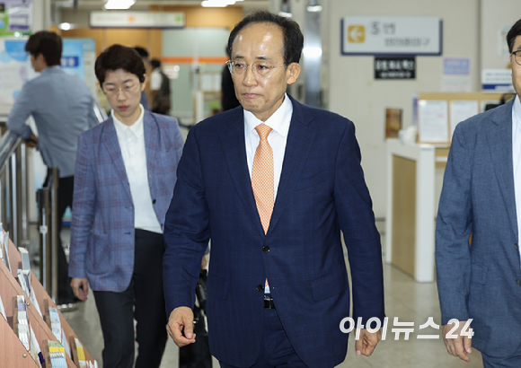 계엄 해제 표결 방해 혐의를 받고 있는 추경호 전 국민의힘 원내대표가 8일 서울 서초구 서울중앙지방법원에서 열리는 공판에 출석하고 있다. [사진=사진공동취재단 ]