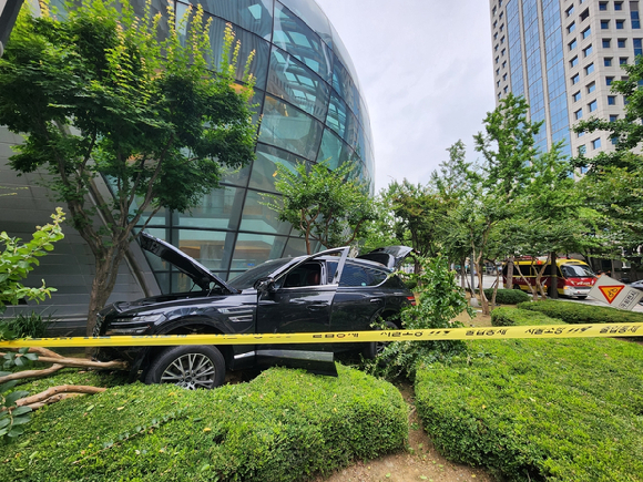 여의도 전경련회관 향해 SUV 돌진 [사진=독자제공/연합뉴스]