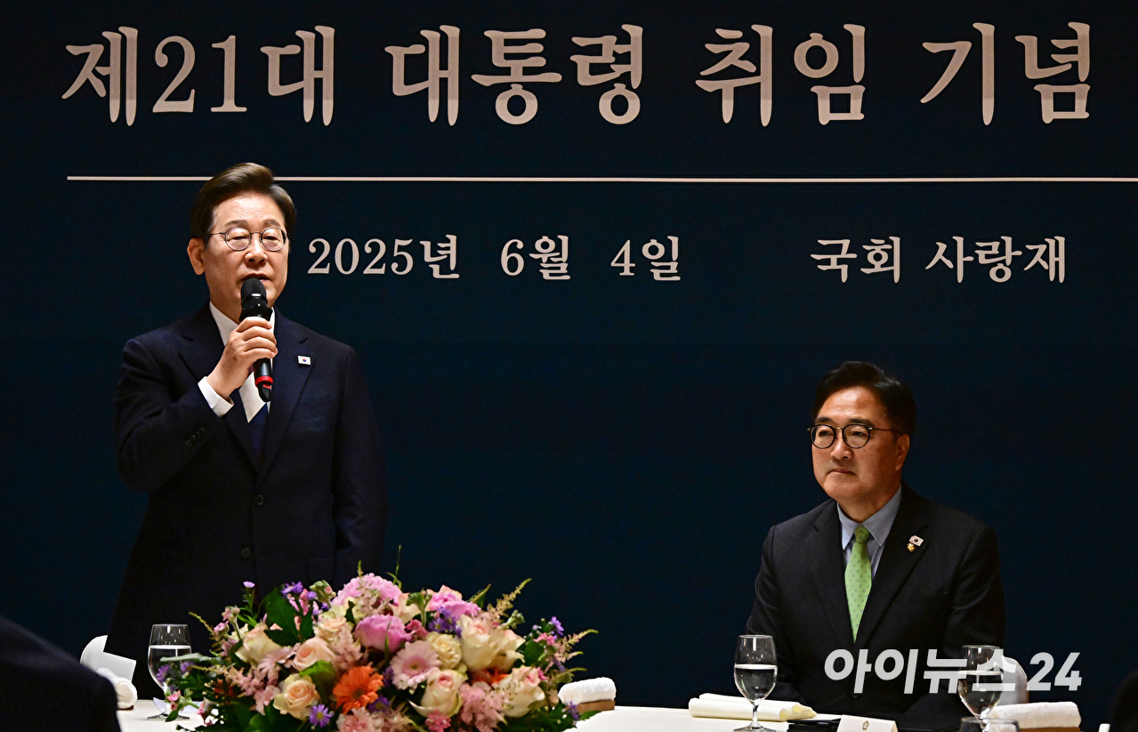 이재명 대통령이 4일 오전 국회 사랑재에서 국회의장과 정당대표와의 오찬에 참석해 인사말을 하고 있다. 우원식 국회의장, 김용태 국민의힘 비상대책위원장, 천하람 개혁신당 당 대표 권한대행, 용혜인 기본소득당 대표, 한창민 사회민주당 대표, 김재연 진보당 상임대표, 김선민 조국혁신당 당 대표 권한대행, 박찬대 더불어민주당 원내대표 겸 당 대표 직무대행(이 대통령 오른쪽 시계방향으로) [사진=국회시잔취재단]