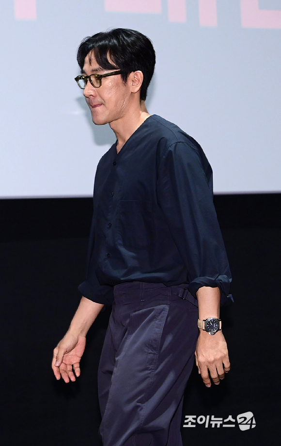 배우 엄태웅이 14일 오후 서울 강남구 메가박스 코엑스에서 열린 영화 '마지막 숙제'(감독 이정철) 가족시사회에 참석해 주연배우로 무대인사를 갖고 있다. [사진=정소희 기자]