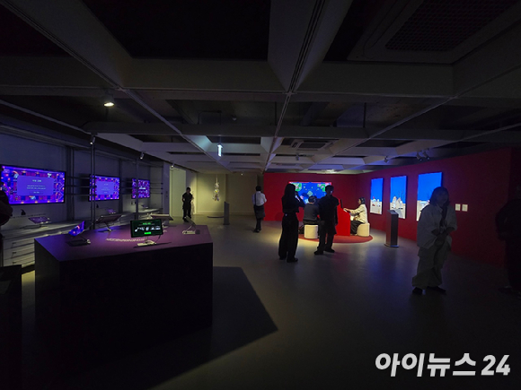 LG유플러스가 강남역 인근에 새롭게 문을 연 U+일상비일상의틈 1층 모습. [사진=안세준 기자]