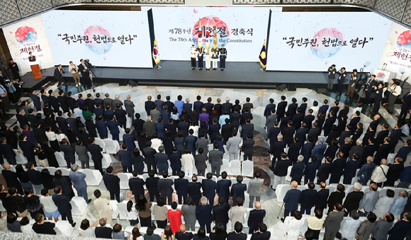 조정식 국회의장이 17일 국회에서 열린 제78주년 제헌절 경축식에 앞서 열린 환담에서 더불어민주당 한병도 대표 직무대행 겸 원내대표, 국민의힘 정점식 원내대표와 얘기를 나누고 있다. 2026.7.17 [국회사진기자단] [사진=연합뉴스]