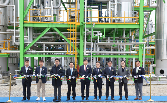 김재영 현대건설 기술연구원장(왼쪽에서 5번째) 등 주요 관계자들이 'CO2 포집&middot;액화 통합공정 실증시설 준공식' 기념사진을 촬영하고 있다. [사진=현대건설]