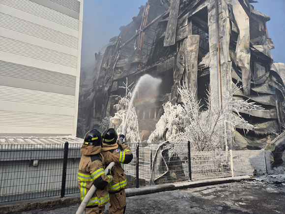 31일 오전 충북 음성군 맹동면의 한 생필품 제조 공장 화재 현장에서 소방당국이 이틀째 진화 작업을 하고 있다 [사진=연합뉴스]