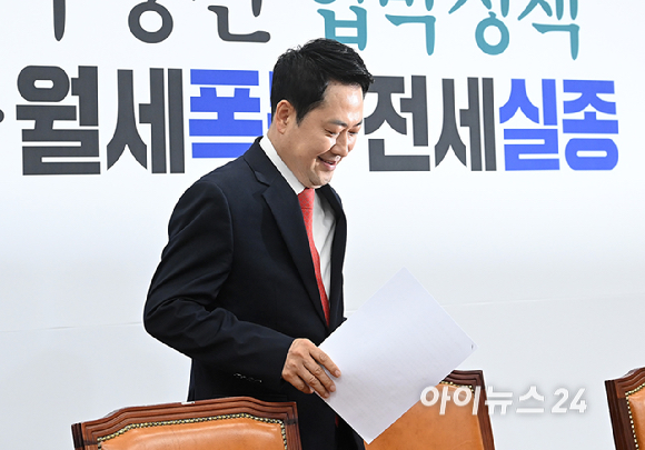 장동혁 국민의힘 대표가 30일 서울 여의도 국회에서 열린 최고위원회의에 참석하고 있다. [사진=곽영래 기자]