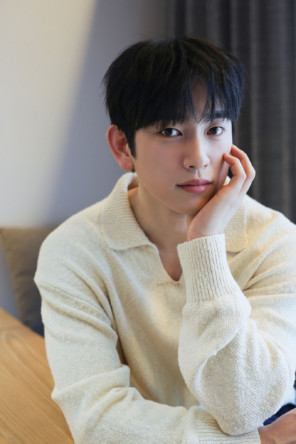 갓세븐 멤버이자 배우 박진영이 tvN 토일드라마 '미지의 서울' 인터뷰에 앞서 포즈를 취하고 있다. [사진=BH엔터테인먼트]