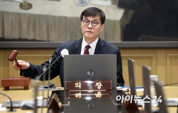 이창용 한국은행 총재가 28일 오전 서울 중구 한국은행에서 열린 금융통화위원회에서 의사봉을 두드리고 있다. [사진=사진공동취재단]