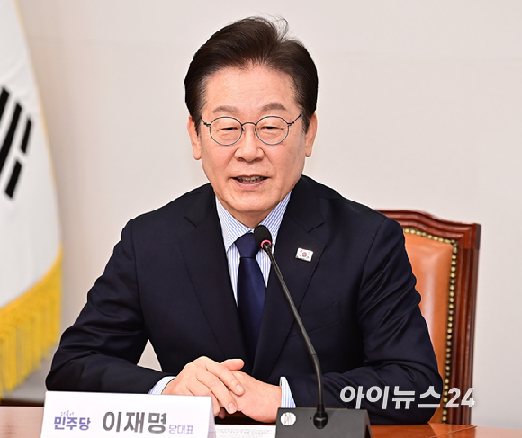 이재명 더불어민주당 대표가 10일 오후 서울 여의도 국회에서 김정욱 신임 대한변호사협회장 당선인을 접견, 발언을 하고 있다. [사진=곽영래 기자]