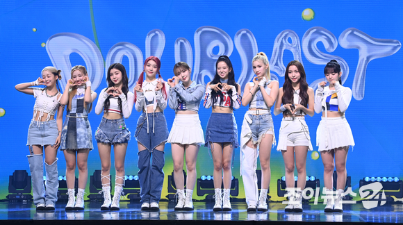 그룹 케플러가 20일 오후 서울 광진구 광장동 예스24라이브홀에서 열린 두 번째 미니앨범 'DOUBLAST' 발매 기념 쇼케이스에 참석해 공연을 하고 있다. [사진=김성진 기자]