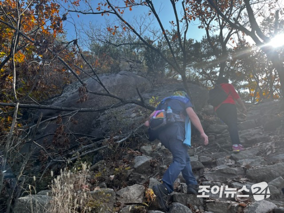 고품격 엔터테인먼트 경제지 조이뉴스24가 개최하는 '산악인 오은선과 함께 하는 제6회 희망찾기 등산·트레킹교실'이 29일 오전 9시 서울 은평구 대서문길 북한산성 분소 인근에서 열렸다. 참가자들이 북한산 원효능선 코스를 걸으며 가을을 만끽하고 있다. [사진=박소희 기자]