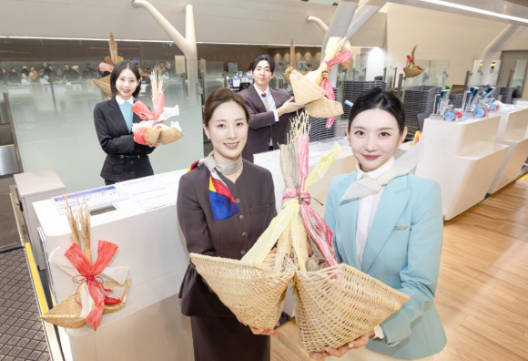대한항공과 아시아나항공 직원들이 지난 2월 10일 설 연휴를 앞두고 인천국제공항 제2여객터미널에서 기념촬영을 하고 있다. [사진=대한항공]