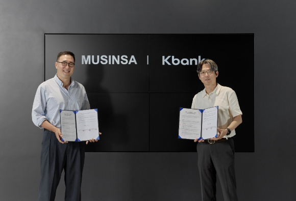 서울 성수동 무신사 본사에서 최영준 무신사페이먼츠 대표(왼쪽)와 강병주 케이뱅크 사업본부장이 MOU 체결 직후 기념사진을 촬영하고 있다. [사진=무신사]