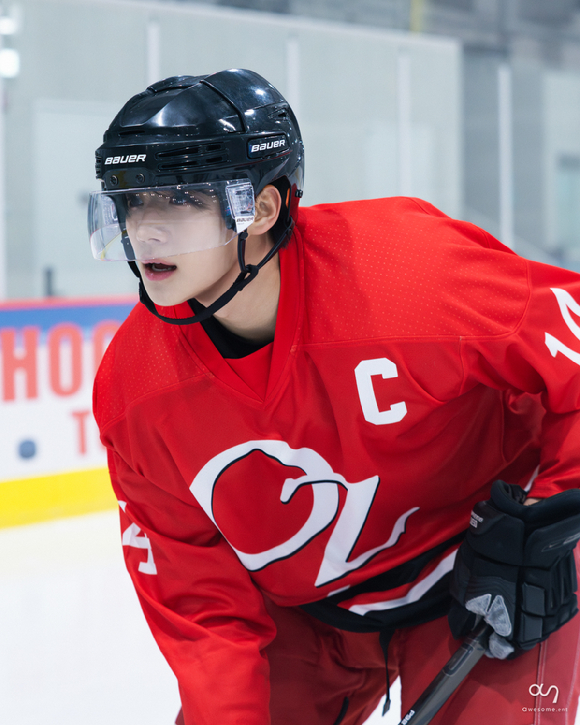 배우 문상민이 이영지 '로봇' 뮤직비디오에 출연했다. [사진=어썸이엔티]