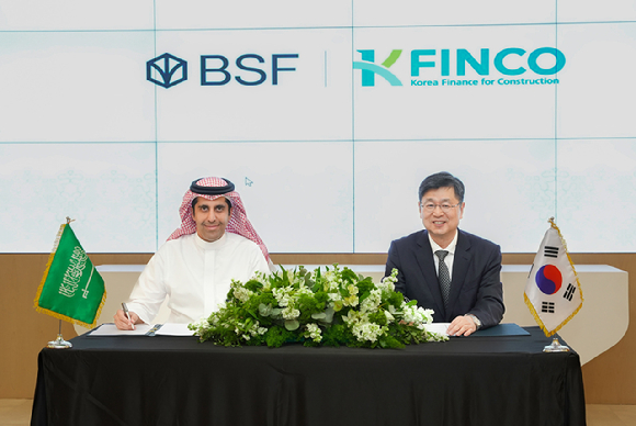 박성진 K-FINCO 전무(사진 오른쪽)가 마제드 알사단 BSF 기업금융부문 부행장(사진 왼쪽)과 25일(현지시간) 사우디 BSF 본사에서 열린 조합원의 해외건설공사 지원을 위한 업무협약식에서 기념촬영을 하고 있다. [사진=전문건설공제조합]