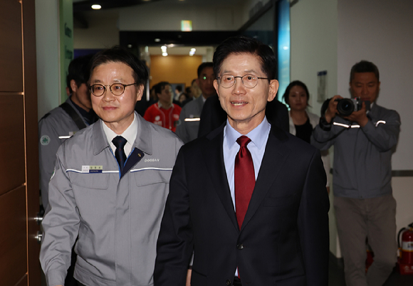 국민의힘 김문수 대선 후보가 14일 경남 사천시 한국항공서비스를 방문해 산림청 헬기에 탑승하고 있다. 2025.5.14 [공동취재] [사진=연합뉴스]